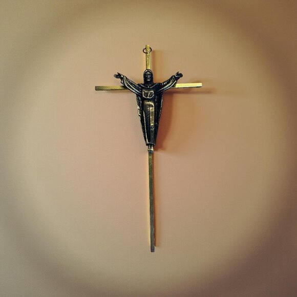Mid-Century Bronze & Brass Crucifix – Modernist “Risen Christ” Cross Wall Hangin - Picture 3 of 7